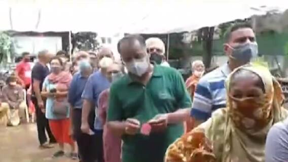 Rajkot: મોડા સુધી વેક્સિન કેન્દ્ર ચાલુ ન કરાતા નાગરિકોએ મચાવ્યો હોબાળો, જુઓ વીડિયો