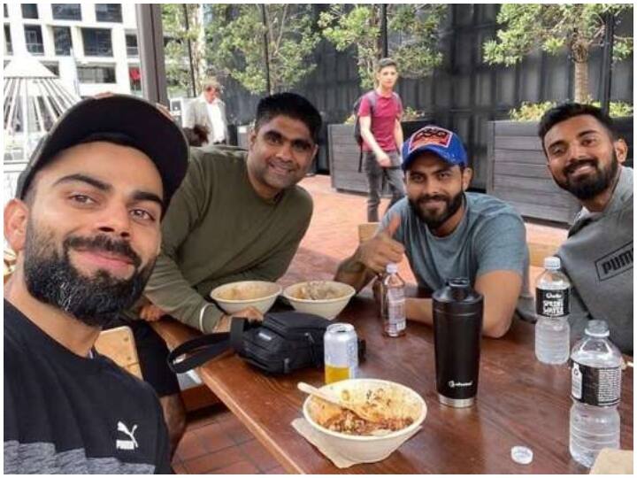 कोहली की डाइट में दो कप कॉफी, दाल, किनोवा, खूब सारा पालक, ढ़ेर सारी सब्जियां, अंडे और डोसा शामिल रहता है. इसके अलावा किंग कोहली बादाम, प्रोटीन बार और कभी-कभी चाइनीज खाना भी खा लेते हैं. (फोटो सोशल मीडिया)