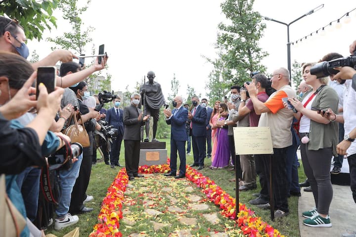External Affairs Minister S Jaishankar unveiled a statue of Mahatma Gandhi in Tbilisi.  विदेश मंत्री एस जयशंकर ने जॉर्जिया में किया महात्मा गांधी की प्रतिमा का अनावरण