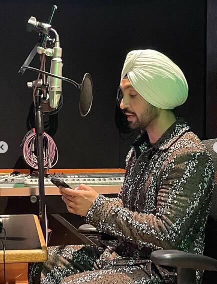ਫਿਲਹਾਲ ਇਸ ਕੋਲੈਬੋਰੇਸ਼ਨ ਬਾਰੇ ਕੁਝ ਜਿਆਦਾ ਸ਼ੇਅਰ ਨਹੀਂ ਕੀਤਾ ਗਿਆ , ਪਰ ਇਹ ਆਫੀਸ਼ੀਅਲ ਹੈ ਕਿ ਦਿਲਜੀਤ ਇਕ ਵਾਰ ਫੇਰ ਵੱਡੀ ਅਤੇ ਬੇਹੱਦ ਵੱਖਰਾ ਕੌਨਟੈਂਟ ਲੈ ਕੇ ਆ ਰਹੇ ਹਨ।