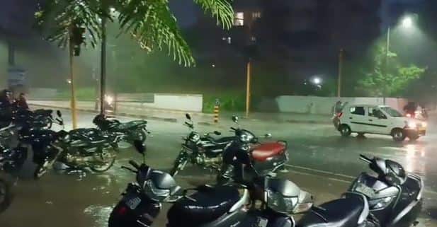 Heavy rainfall in ahemdabad city  રથયાત્રાની પૂર્વ સંધ્યાએ અમદાવાદ શહેરમાં વીજળીના કડાકા સાથે ધોધમાર વરસાદ 