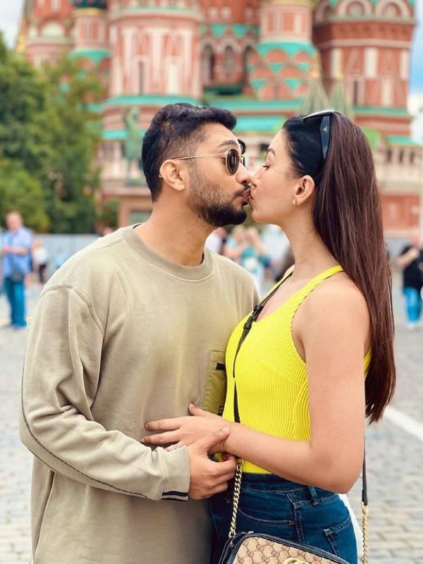 गौहर खान और जैद दरबार ने बीते साल 25 दिसंबर को शादी की थी. दोनों की पहली बार मुलाकात लॉकडाउन में ही हुई थी. कुछ ही महीनों के प्यार में दोनों ने तय कर लिया था कि उन्हें जिंदगी साथ बितानी है.