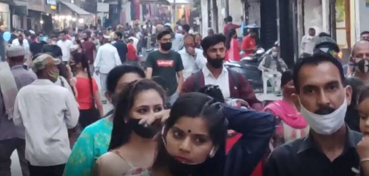 ਇੱਥੇ ਕੋਈ ਸਮਾਜਕ ਦੂਰੀ ਦਾ ਪਾਲਣ ਨਹੀਂ ਕੀਤਾ ਜਾ ਰਿਹਾ ਸੀ। ਬਹੁਤ ਸਾਰੇ ਲੋਕ ਮਾਸਕ ਵੀ ਨਹੀਂ ਪਹਿਨ ਰਹੇ ਸਨ। ਇਸ ਦੇ ਬਾਵਜੂਦ, ਲੋਕ ਖੁੱਲ੍ਹ ਕੇ ਘੁੰਮ ਰਹੇ ਸਨ। ਸਰਕਾਰ ਦੇ ਕੋਵਿਡ ਬਾਰੇ ਵੱਡੇ ਵੱਡੇ ਦਾਅਵਿਆਂ ਦੀ ਹਵਾ ਨਿਕਲਦੀ ਦਿੱਖ ਰਹੀ ਸੀ।