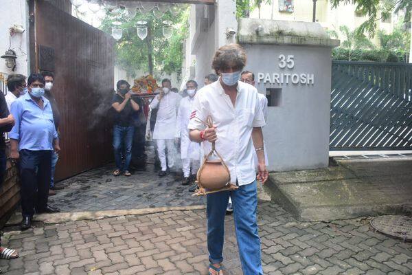 अन्नया की दादी के अंतिम यात्रा में कई सितारे पहुंचे. चंकी पांडे के बेहद करीब दोस्त और एक्टर समीर सोनी ने भी उनकी मां की अर्थी को कंधा दिया.