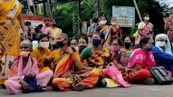 सोलापूरमध्ये लस मिळत नसल्याने विडी कामगार महिला आक्रमक,पोलिसांच्या मध्यस्थीनंतर महिलांचं आंदोलन मागे