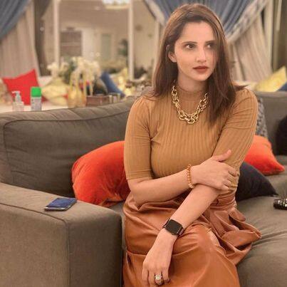 सानिया के घर का लिविंग एरिया काफी बड़ा है. इसके एक कोने में ब्राउन कलर के सोफे लगे हैं.