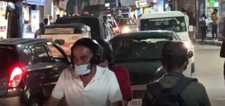 ਹਿਮਾਚਲ ਪ੍ਰਦੇਸ਼ ਦੇ ਸੋਲਨ 'ਚ ਵੀਕੈਂਡ 'ਤੇ ਇੱਥੇ ਇੰਨੀ ਭੀੜ ਸੀ ਕਿ ਸੋਲਨ ਦੀ ਮਾਲ ਰੋਡ ਪੂਰੀ ਤਰ੍ਹਾਂ ਭਰੀ ਹੋਈ ਸੀ। ਹਰ ਪਾਸੇ ਸਿਰਫ ਲੋਕ ਹੀ ਦਿਖਾਈ ਦੇ ਰਹੇ ਸਨ। ਭਾਰੀ ਭੀੜ ਦੇ ਬਾਵਜੂਦ, ਕੋਵਿਡ ਪ੍ਰੋਟੋਕੋਲ ਦੀਆਂ ਇੱਥੇ ਖੁੱਲ੍ਹੇਆਮ ਧਜੀਆਂ ਉੱਡ ਰਹੀਆਂ ਸੀ।