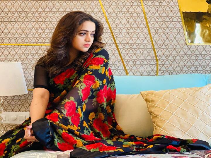 மழை வந்து நனைக்காமலே மடி மட்டும் நனைந்தாய் மறந்தது என்ன கதை