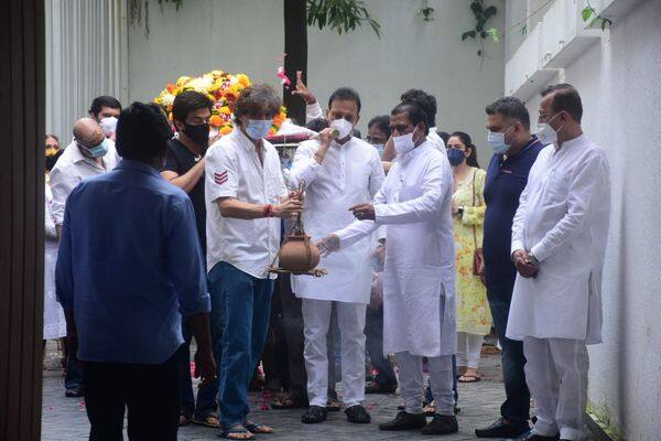 मां के निधन से चंकी पांडे पूरी तरह टूट चुके हैं.