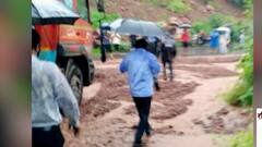 मुसळधार पावसामुळे मुंबई-गोवा महामार्गाची वाहतूक ठप्प, परशुराम घाटात माती आल्याने प्रवास अशक्य