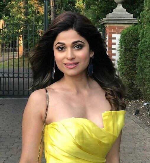 Shamita Shetty- बॉलीवुड एक्ट्रेस शिल्पा शेट्टी की बहन शमिता शेट्टी का नाम मनोज बाजपेयी के साथ जुड़ चुका है. हालांकि दोनों ही अपने रिश्ते को लेकर हमेशा खामोश रहे. शमिता ने अब तक शादी नहीं की है.