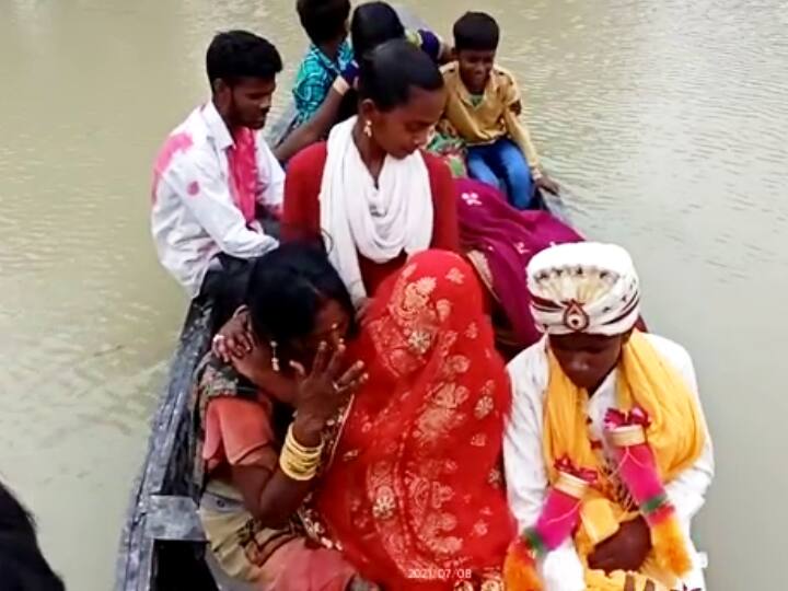 procession reached Samastipur by boat to get married Brides house surrounded by flood water ann समस्तीपुरः शादी करने के लिए नाव से पहुंची बारात, फिर उसी से दुल्हन को विदा कर ले गए लड़के वाले