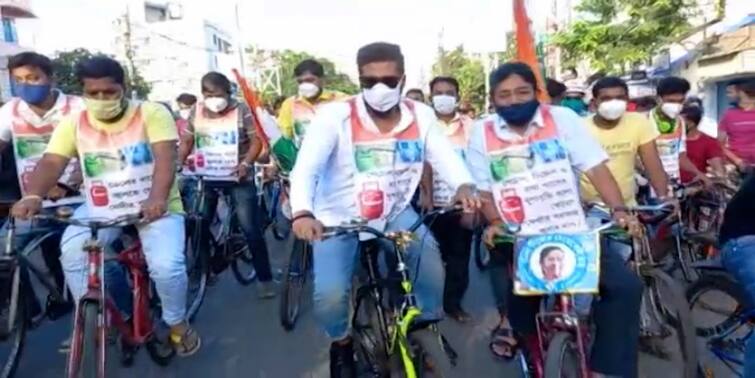 Barrackpore MLA Raj Chakraborty protests on petrol price hike Petrol Price Hike: সেঞ্চুরি পার করেও ঊর্ধ্বমুখী পেট্রোল, সাইকেল চালিয়ে প্রতিবাদ ব্যারাকপুরের বিধায়ক রাজ চক্রবর্তীর