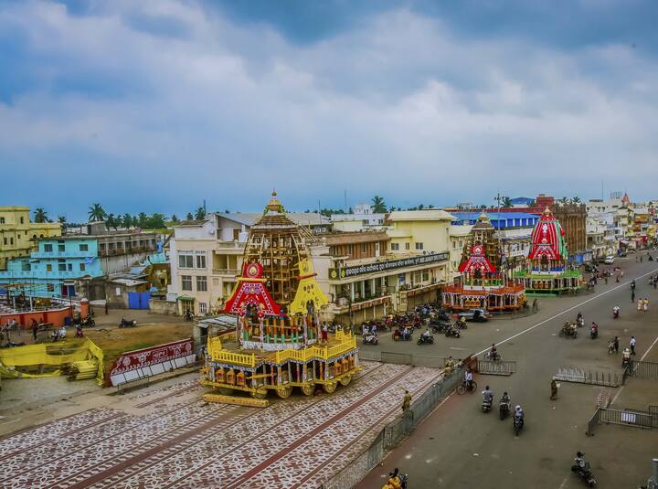 কার্ফু পর্বে দমকল, স্যানিটাইজেশন, চিকিৎসা, টেলিকম পরিষেবার মতো জরুরি পরিষেবা জারি থাকবে। ১৮০০-৩৪৫-৭৪৯৫ হেল্পলাইন নম্বর চালু করেছে প্রশাসন। জরুরি প্রয়োজনে এই নম্বরে ফোন করতে পারবেন সাধারণ মানুষ। সব ছবি সৌজন্যে- পিটিআই