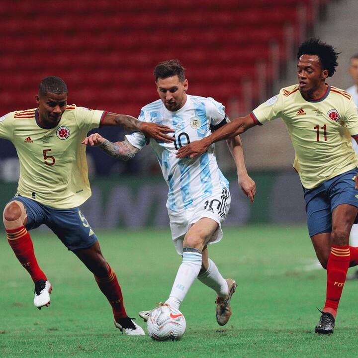 ब्राझीलचा परभव झाल्यानंतर संघाचा स्टार खेळाडू नेमारला अश्रू अनावर झाले. यावेळी अर्जेंटीनाचा कर्णधार मेस्सीनं नेमारला मिठी मारली. हा व्हिडीओ सोशल मीडियावर प्रचंड व्हायरल होत आहे. (PHOTO : @leomessi instagram)