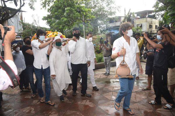 मां के निधन के बाद चंकी पांडे बेहद ही गमगीन हालात में दिखे. मां को अंतिम संस्कार के लिए ले जाते वक्त उनकी आंखे नम दिखी