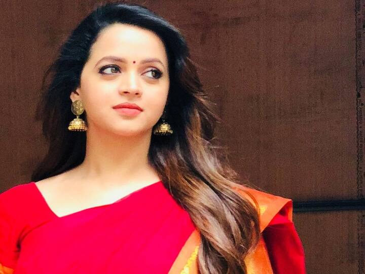அழகான பூக்கள் பூக்கும் தேன் ஆற்றங்கரையில் அடையாளம் தெரியாத ஆல மரத்திருட்டில்
