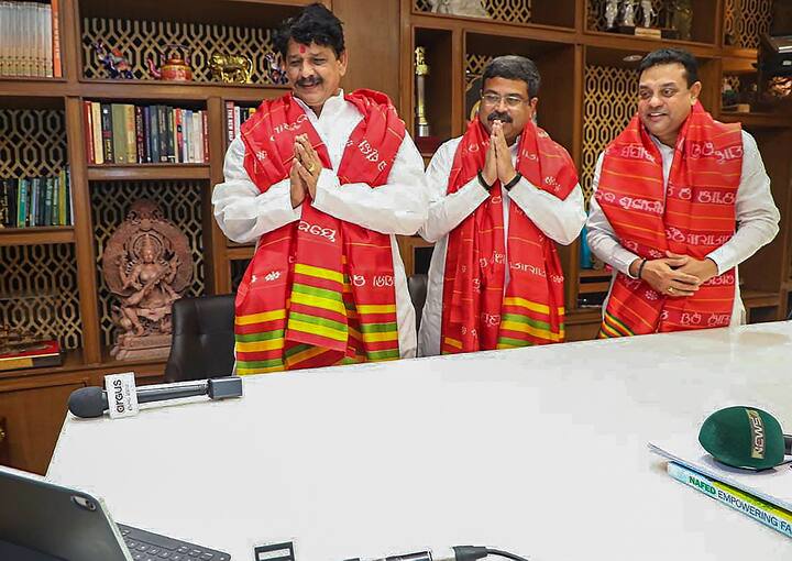 জরুরি প্রয়োজন ছাড়া বাইরে বেরোনো যাবে না বলে জানিয়েছেন কালেক্টর সামর্থ বর্মা। তিনি জানিয়েছেন, জরুরি প্রয়োজন হলে  সাধারণ মানুষ কোনও সমস্যার সম্মুখীন হবেন না। পুলিশ কর্মীদের সহযোগিতার করার নির্দেশ দেওয়া হয়েছে।