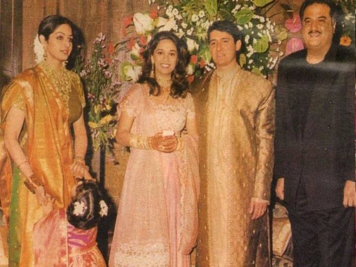 माधुरी ने अपने फैन्स को शादी करने के बाद इस बात की खबर दी थी कि उन्होंने नेने से शादी कर ली है. अपनी इस फोटो स्टोरी में हम आपके लिए लाए है माधुरी दीक्षित की शादी की फोटो एलबम जिन्हें आपने कहीं भी नहीं देखी होगी. माधुरी दीक्षित ने अपनी शादी में गोल्डन कलर का लहंगा पहना था और उनके साथ रेड कलर की चुनरी.