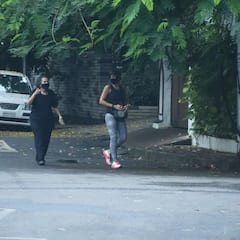 Mandira Bedi Pics: সদ্য হারিয়েছেন স্বামী রাজকে, মুম্বইয়ের রাস্তায় ক্যামেরাবন্দি মন্দিরা বেদি