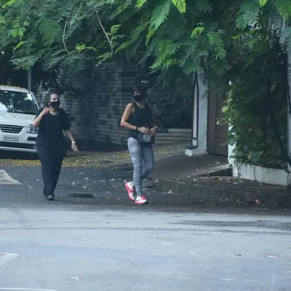 মন্দিরার সঙ্গে ছিলেন তাঁর মা। মনে করা হচ্ছে যে প্রাতঃভ্রমণে বেরিয়েছিলেন অভিনেত্রী ও তাঁর মা। ক্যামেরায় সেই ছবি ধরা পড়ে।