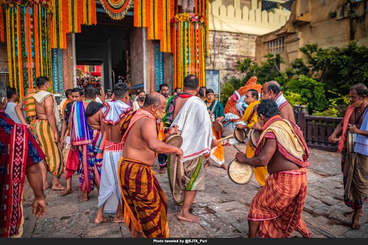 यंदाही पुरी येथील जगन्नाथ यात्रेवरही कोरोनाचे सावट घोंगावत आहे. मात्र सर्व पूजाविधी परंपरेप्रमाणे होत आहेत.