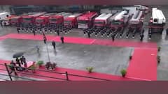 पावसात भिजत जवानांची अश्विनी भिडेंना मानवंदना, जवानांना भर पावसात उभं राहायची गरज होती?