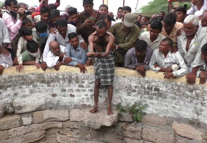 ગુજરાતના કયા ગામમાં કૂવામાં રોટલો નાંખીને વરસાદનો વરતારો જોવાય છે? જાણો શું છે આ અનોખી પરંપરા? Jamnagar : how to predict rain by bread in Aamara village ગુજરાતના કયા ગામમાં કૂવામાં રોટલો નાંખીને વરસાદનો વરતારો જોવાય છે? જાણો શું છે આ અનોખી પરંપરા?