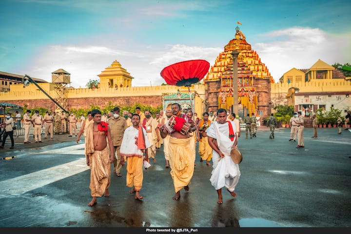 कोरोना महामारीमुळं सुप्रीम कोर्टाचा आदेशानुसार मर्यादित लोकांच्या उपस्थितीत ही यात्रा होत आहे.