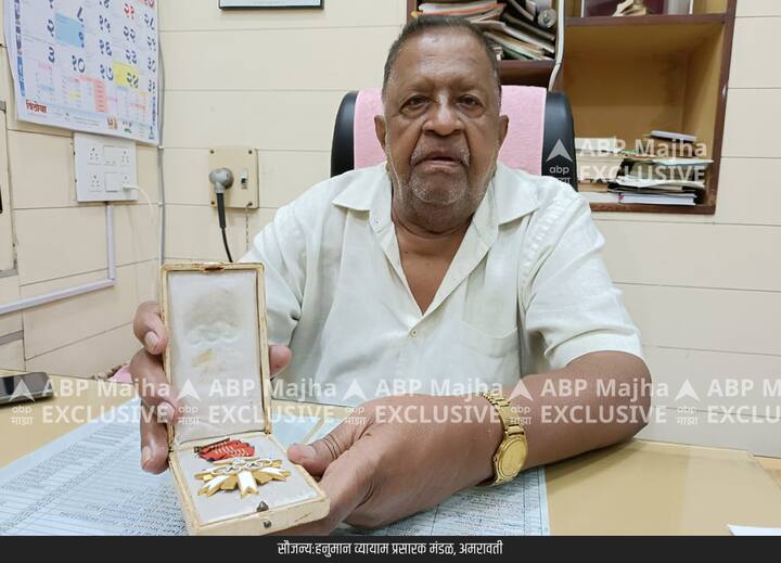 1936 च्या जागतिक ऑलिम्पिकमधलं 'हिटलर मेडल' आजही अमरावतीत हनुमान व्यायाम प्रसारक मंडळाने जसच्या तसं मोठ्या अभिमानाने जपून ठेवलं आहे. अमरावती येथील हनुमान व्यायाम प्रसारक मंडळाच्या 25 खेळाडूंच्या चमूने मलखांब क्रीडा प्रकाराचे सादरीकरण करून ऑलिम्पिक पदक पटकावले होते. या पदकात नाझी चिन्हासह गरुड आणि स्वास्तिक चिन्ह दर्शवलेले आहे.