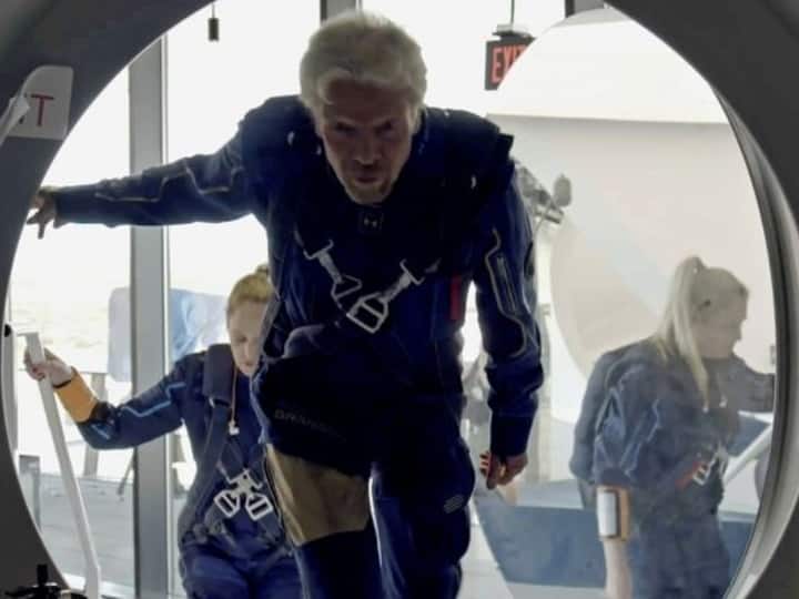 Richard Branson and Sirisha Bandla returned from space trip अंतरिक्ष की सैर पर गए रिचर्ड ब्रैनसन और भारत की बेटी Sirisha Bandla का ऐसा था सफर, रिचर्ड ने कंधे पर उठाकर दी सिरीशा को बधाई