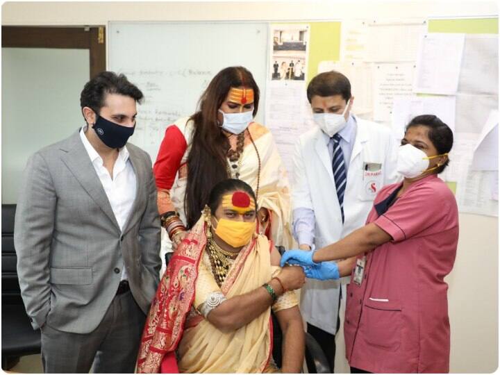 transgender activist Laxmi Narayan Tripathi takes covid-19 dose in presence of SII CEO Adar Poonawalla ટ્રાંસજેંડર એક્ટિવિસ્ટ લક્ષ્મી નારાયણ ત્રિપાઠીએ લીધી કોરોનાની રસી, અદાર પૂનાવાલાએ ટ્વીટ કરીને કહી આ વાત