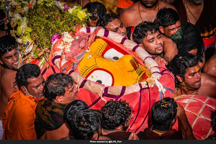 या यात्रेला लाखो भाविक देशभरातून येत असतात. मात्र गेल्या वर्षापासून कोरोनामुळं भाविकांना बंदी घालण्यात आली आहे.