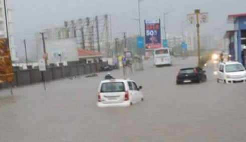Saurashtra forecast heavy rains for next three hours રાજ્યના ક્યાં વિસ્તારમાં આગામી ત્રણ કલાક  તોફાની પવન સાથે ભારે વરસાદની કરાઈ આગાહી, જાણો