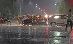અમદાવાદમાં ચાર કલાકમાં સાડા ત્રણ ઇંચ વરસાદ પડતા ઠેરઠેર પાણી ભરાયા, સૌથી વધુ મણિનગરમાં પાંચ ઇંચ જેટલો વરસાદ