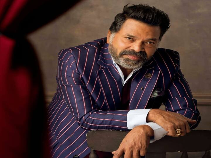 சன் டிவியில் அசத்தப்போவது யாரு நிகழிச்சியில் விருந்தினராகவும், நீதிபதியாகவும் இருந்தார்