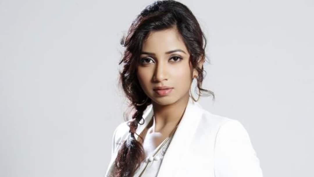 Shreya Ghoshal on Bollywood: '১৬ বছরের মেয়েটাকে বিশ্বাস করেছিলেন ভনশালী', দেবদাসের স্মৃতিচারণায় শ্রেয়া Shreya Ghoshal completes 19 years in Bollywood, thanks Sanjay Leela Bhansali for debut film Devdas Shreya Ghoshal on Bollywood: '১৬ বছরের মেয়েটাকে বিশ্বাস করেছিলেন ভনশালী', দেবদাসের স্মৃতিচারণায় শ্রেয়া