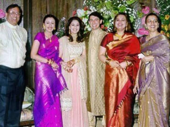 माधुरी दीक्षित के रिसेप्शन पर बॉलीवुड की बड़ी-बड़ी हस्तियां शामिल हुई थी. माधुरी की शादी में बोनी कपूर से लेकर अमिताभ बच्चन तक पहुंचे थे. स्वर्गीय अमरीश पुरी भी माधुरी के रिसेप्शन में नजर आए थे.