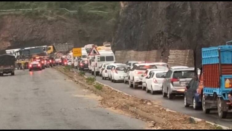 Traffic Jam in Kalka Shimla Highway 5 ਪਹਾੜਾਂ 'ਚ ਹੋਇਆ ਟ੍ਰੈਫਿਕ ਜਾਮ, ਗਰਮੀ ਦੇ ਤੜਫਾਏ ਲੋਕਾਂ ਨੇ ਵਹੀਰਾਂ ਘੱਤੀਆਂ