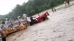 Saharanpur में भारी बारिश से परेशान लोग, नदी में फंसी एक ट्रैक्टर-ट्राली