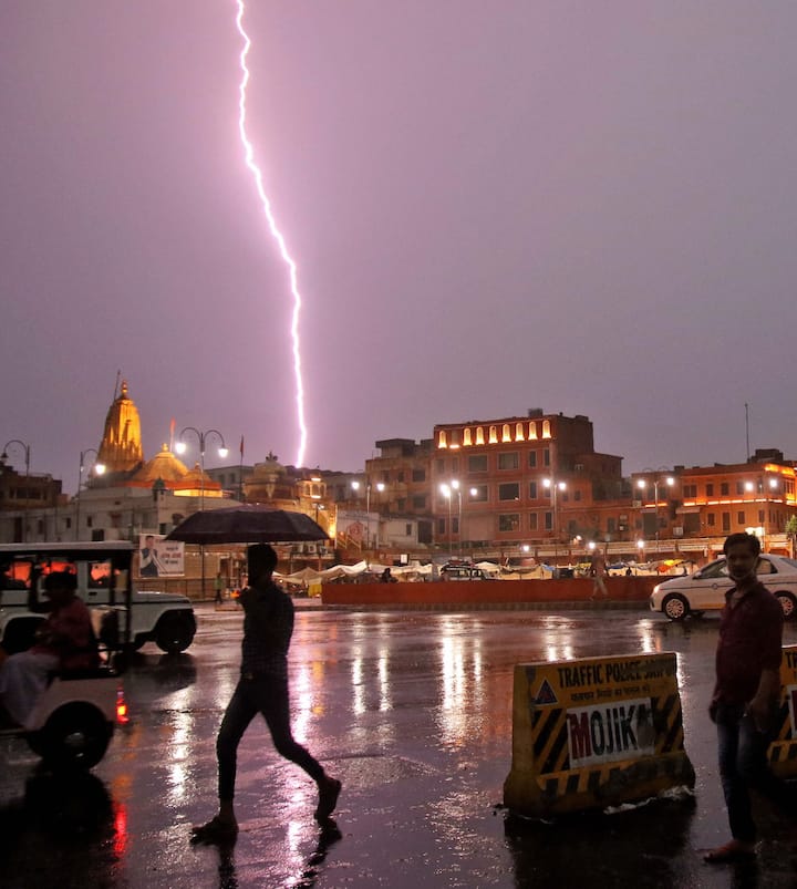 While national capital continues to reel under scortching heat, states like Himachal Pradesh, Uttarakhand, Jammu, Punjab, Rajasthan have expressed concern over recent outbreak of natural calamity. (Image: PTI)