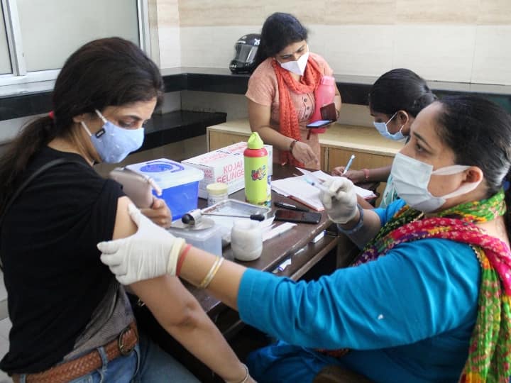 Corona Vaccination: COVID 19 Vaccine shortage in Rajasthan, Delhi, west bengal and maharashtra दिल्ली, राजस्थान, बंगाल और महाराष्ट्र ने की कोरोना वैक्सीन की कमी की शिकायत, जानें क्या कहते हैं केंद्र सरकार के आंकड़े?