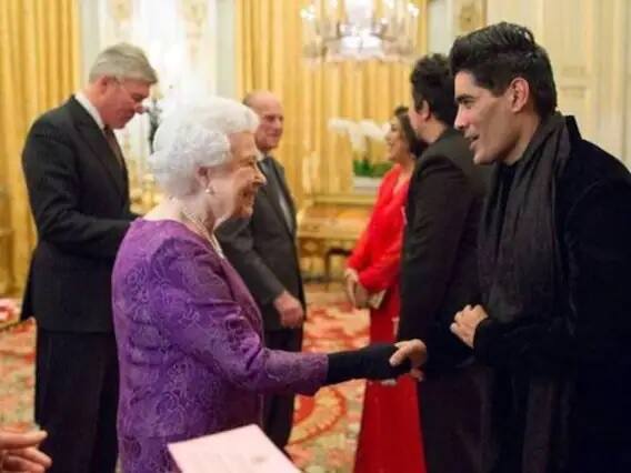 এই অনুষ্ঠানেই ব্রিটেনের রানির সঙ্গে দেখা করেন ফ্যাশন ডিজাইনার মণীশ মালহোত্র।