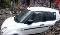 Himachal Pradesh: ધર્મશાળામાં પાણીના ધસમસતા પ્રવાહમાં તણાઈ ત્રણ ગાડીઓ,જુઓ વીડિયો