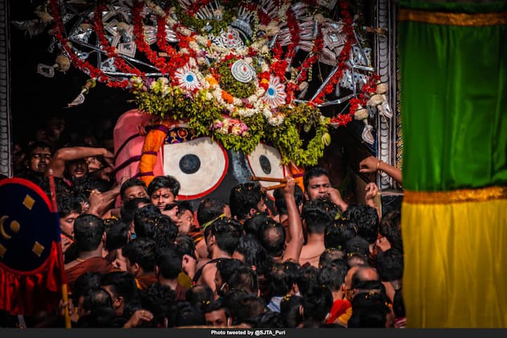 भारतावरील परकीय आक्रमणांमुळे जगन्नाथ मंदिर परिसर सुमारे 144 वर्षे बंद होते. दररोजचे पूजनही बंद होते. मात्र, आद्य शंकराचार्यांनी हे मंदिर खुले केले आणि दररोजची पूजाही सुरू केली