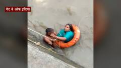 गेटवे ऑफ इंडियावरील फोटोग्राफरने वाचवला महिलेचा जीव,पाण्यात पडलेल्या महिलेला वाचवण्यास समुद्रात उडी