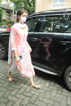 Prayer Meet: चंकी पांडे की मां स्नेहलता की प्रेयर मीट में पहुंचे ईशान खट्टर, भावुक नजर आईं अनन्या पांडे