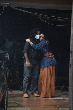 ऑरेंज प्लाज़ो, ब्लू टॉप, लॉन्ग ईयरिंग्स और खुले बाल...इस स्टाइल से अपकमिंग मूवी ‘नागिन’ के डायरेक्टर से मिलने पहुंचीं Shraddha Kapoor