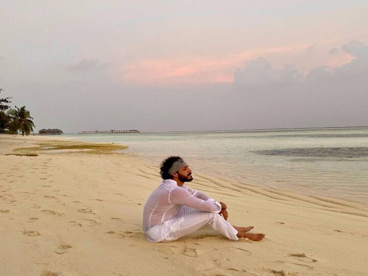 அகில் , 1 வயதில் குழந்தை நட்சத்திரமாக சிசிந்திரி படத்தில்  தந்தை நாகார்ஜுனாவுடன் நடித்தார்