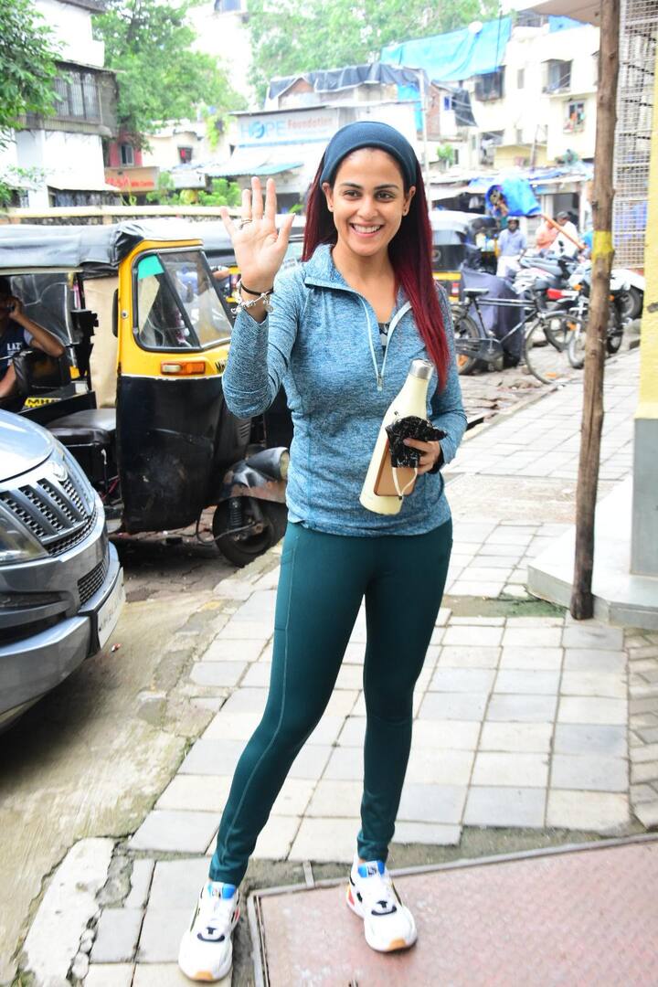 अभिनेत्री जेनेलिया डिसूजा भी आजकल वर्कआउट के लिए घर से बाहर निकलती हैं. आज वो जिम के बाहर नज़र आईं.